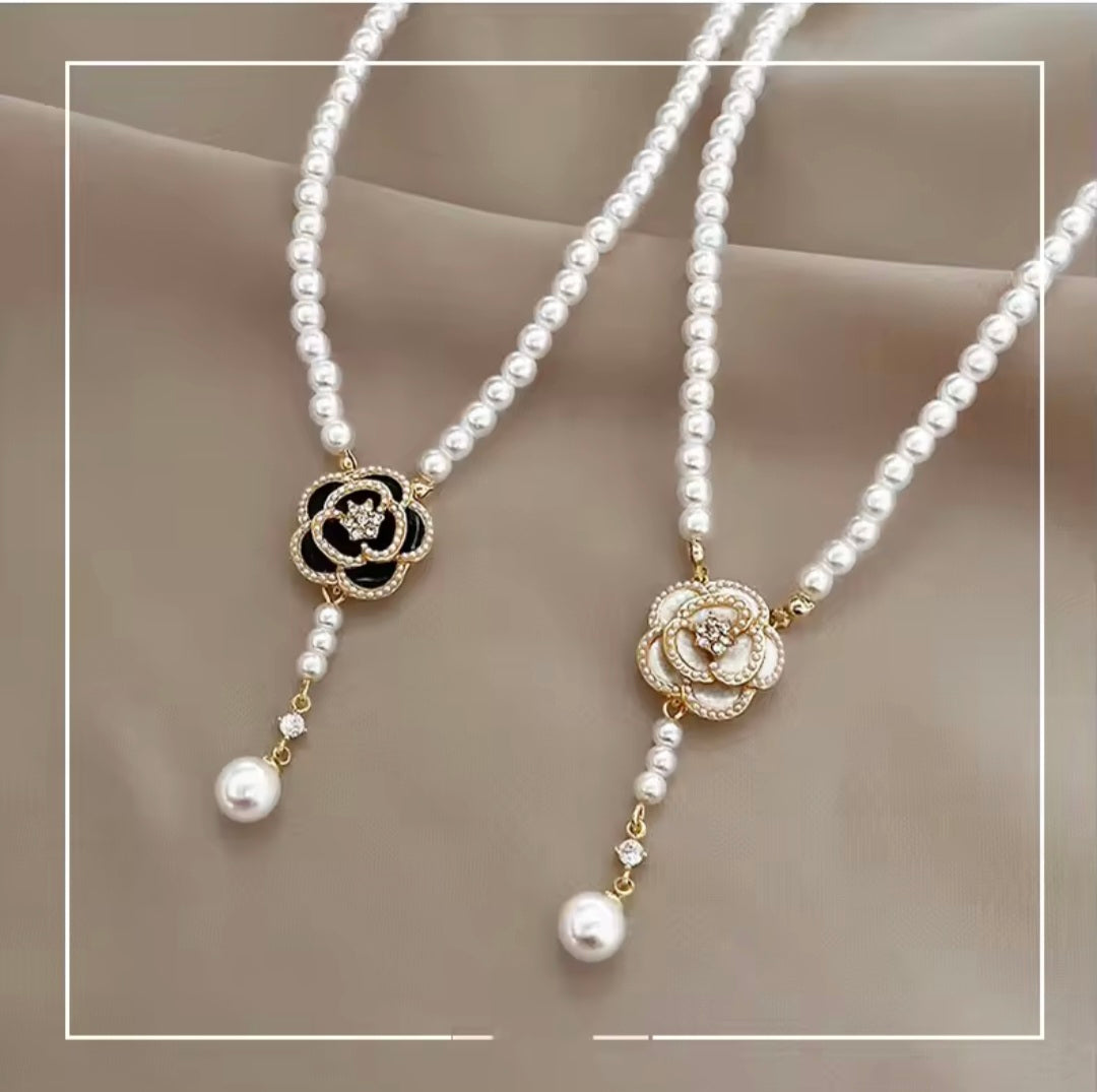 Flora Black Pearl Necklace