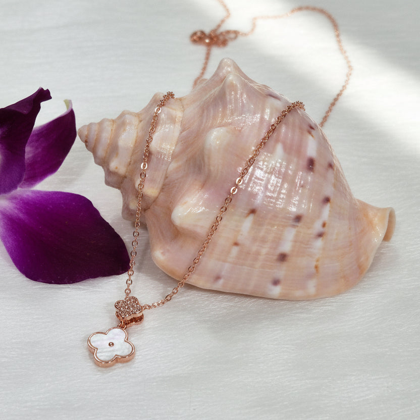 Mother of pearl clover Necklace