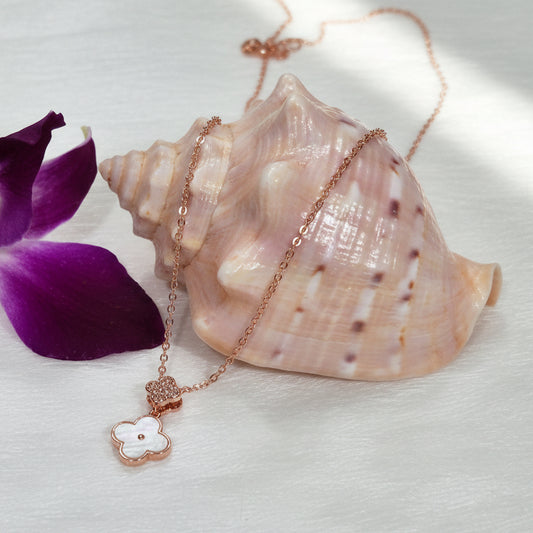 Mother of pearl clover Necklace