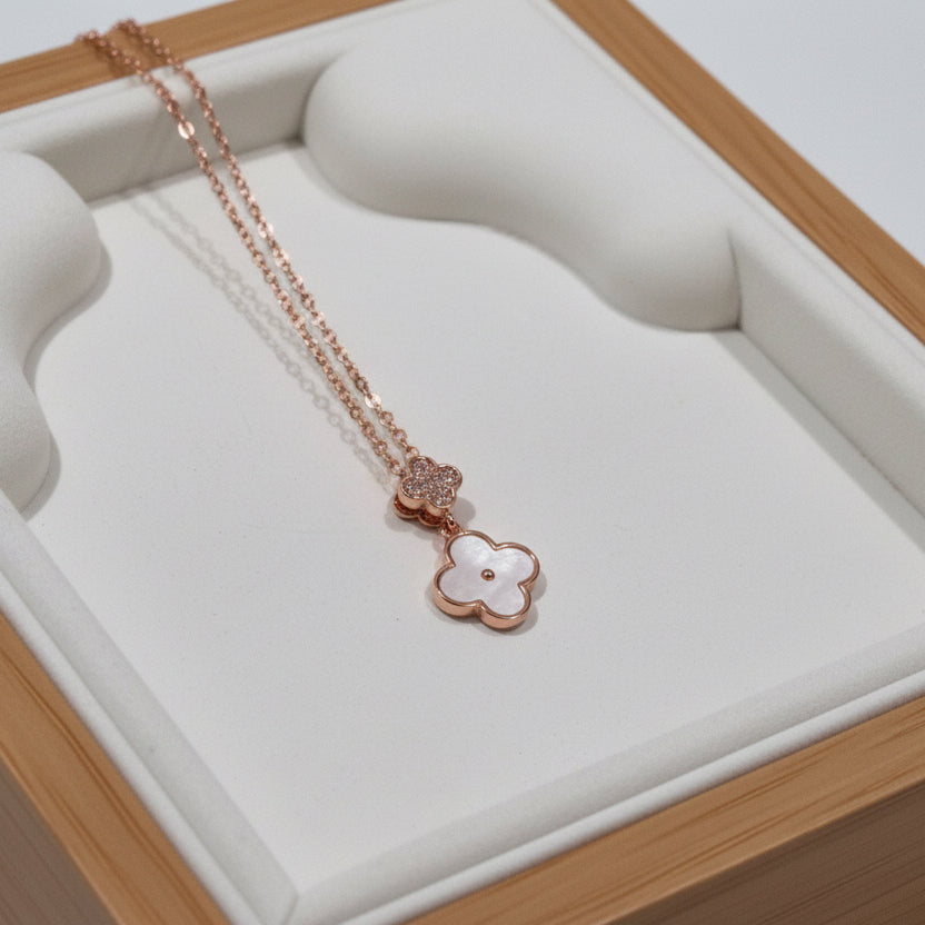 Mother of pearl clover Necklace