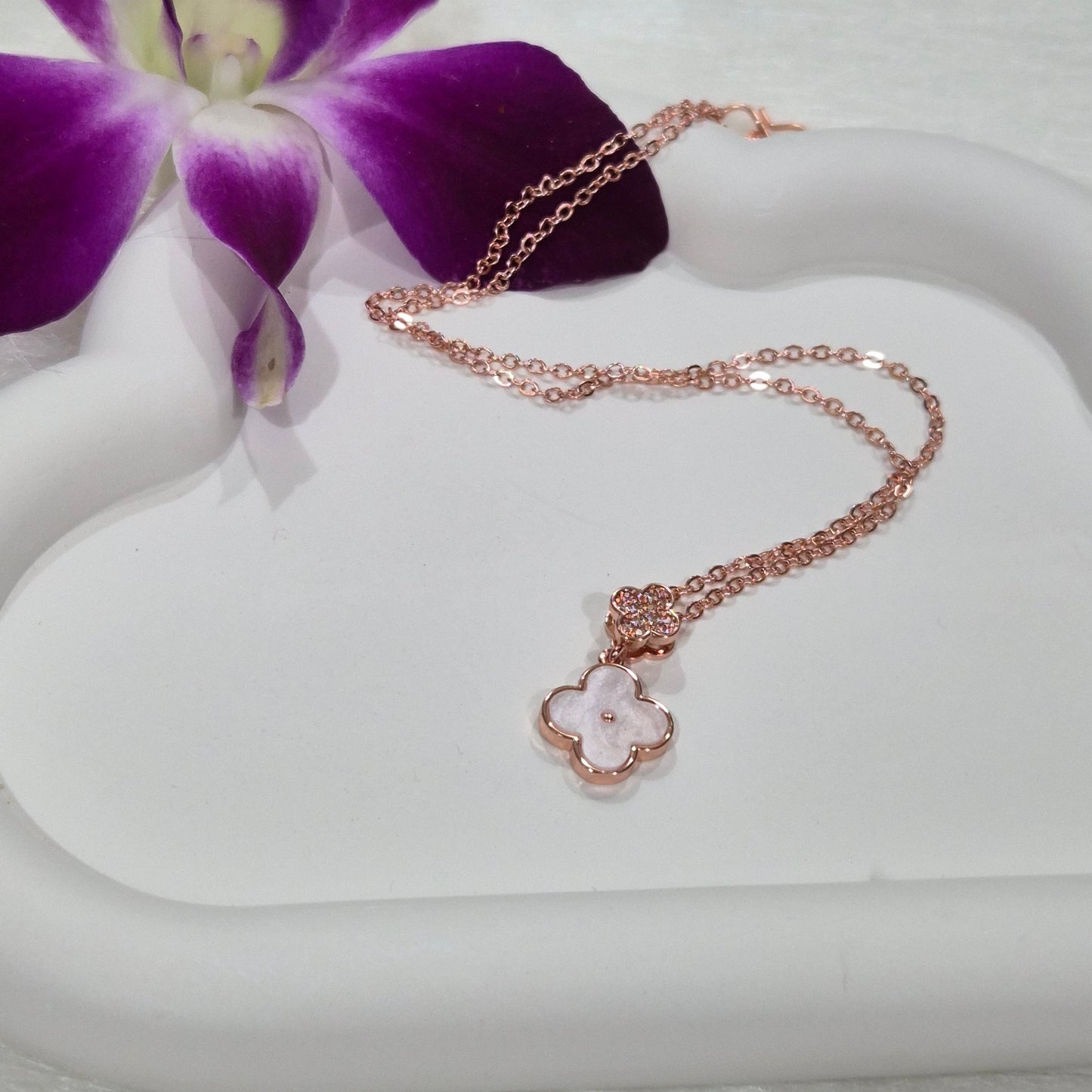 Mother of pearl clover Necklace