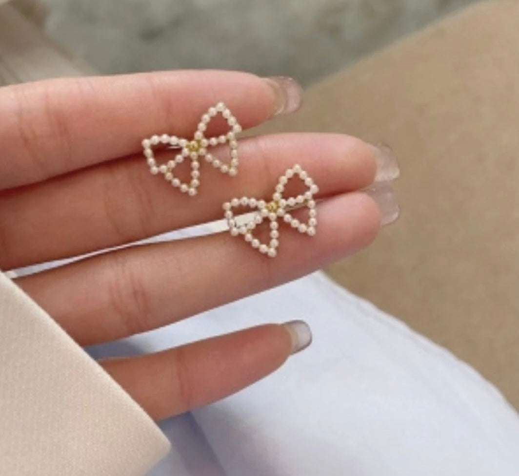 Jean Bow Pearl Studs