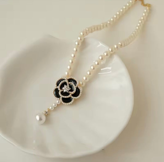 Flora Black Pearl Necklace