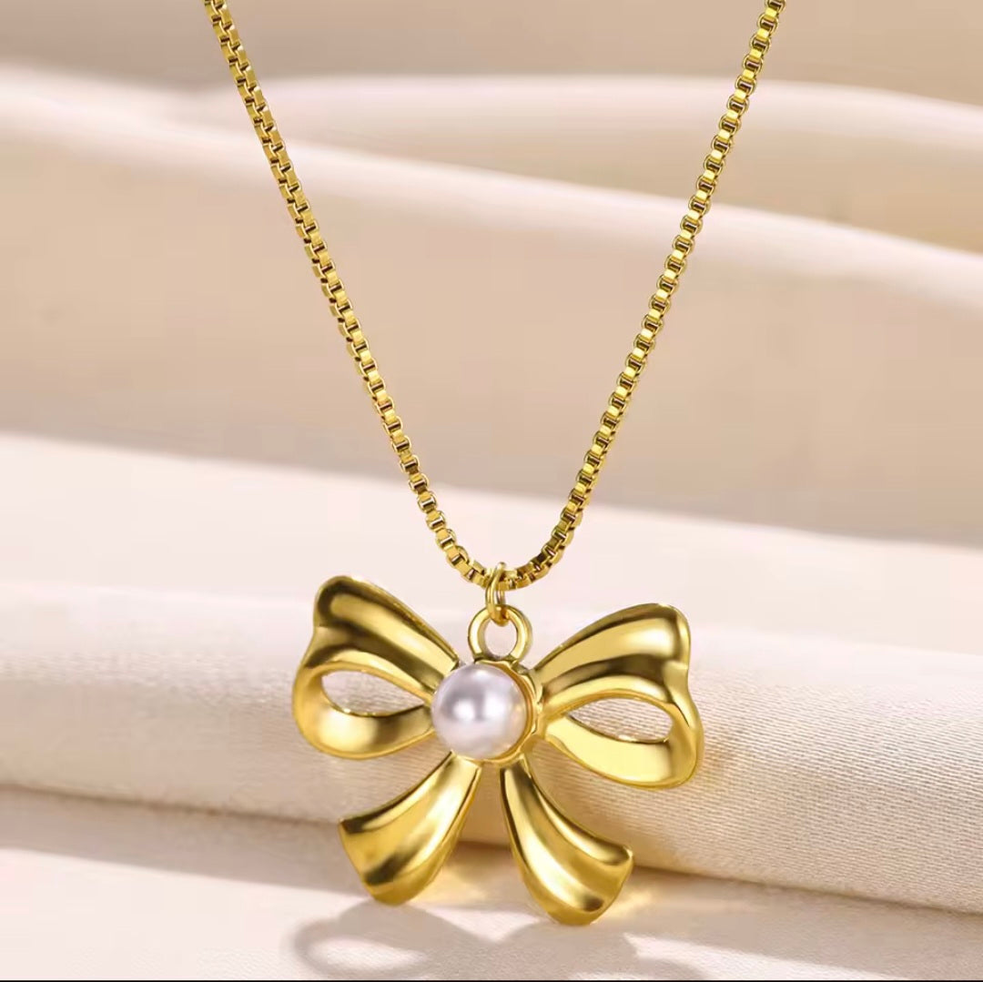 Bow Pearl Necklace
