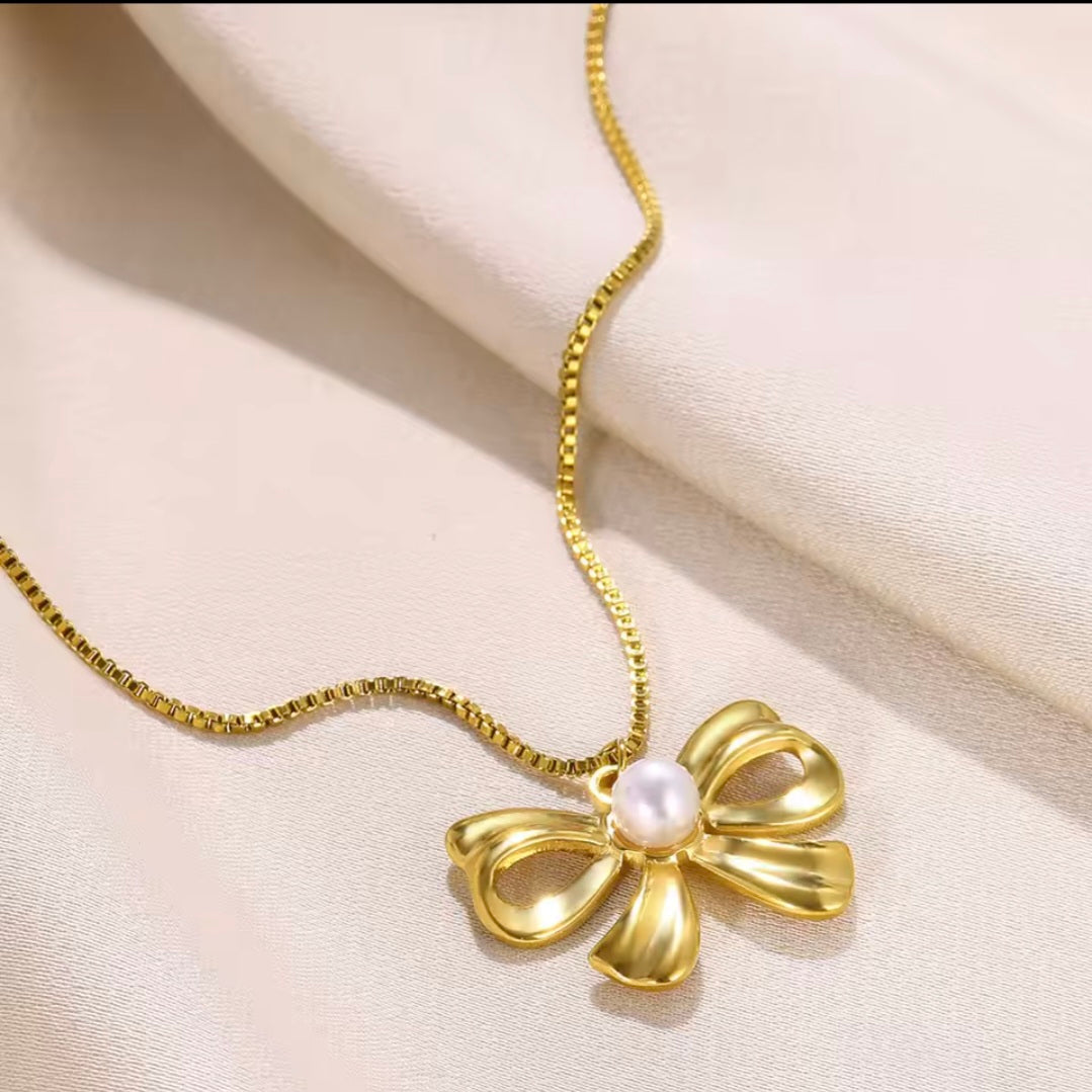 Bow Pearl Necklace