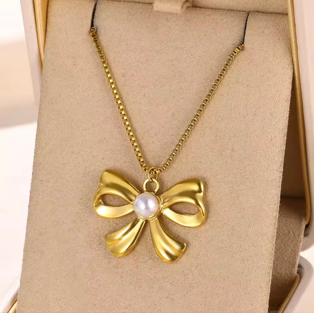 Bow Pearl Necklace
